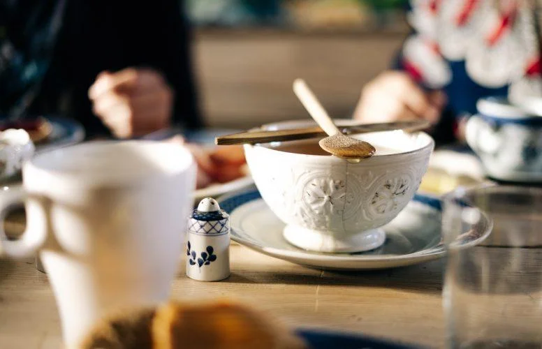 Hygge. Cechy i założenia duńskiego stylu, które sprawdzą się w Twoim otoczeniu charakterystyka hygge 2025 Charakterystyka Hygge