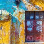 Jakimi środkami usuwa się farbę z budynków? farba budynek 2025 Farba Budynek