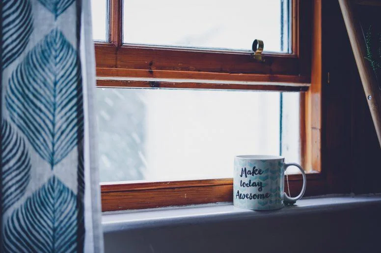 Hygge. Cechy i założenia duńskiego stylu, które sprawdzą się w Twoim otoczeniu moda na wnetrza w stylu hygge 2025 Moda na wnętrza w stylu Hygge