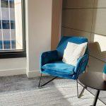 Czy fotel w salonie to zawsze jest dobry pomysł? Sprawdzamy! niebieski fotel w salonie 2025 Czy fotel w salonie to zawsze jest dobry pomysł? Sprawdzamy!