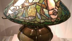 Lampy Tiffany w różnych stylach. Od romantycznych motywów kwiatowych i motyli, po abstrakcyjne wzory geometryczne i ornamenty. oswietlenie lampy tiffany style 1 2025 oswietlenie lampy tiffany style 1